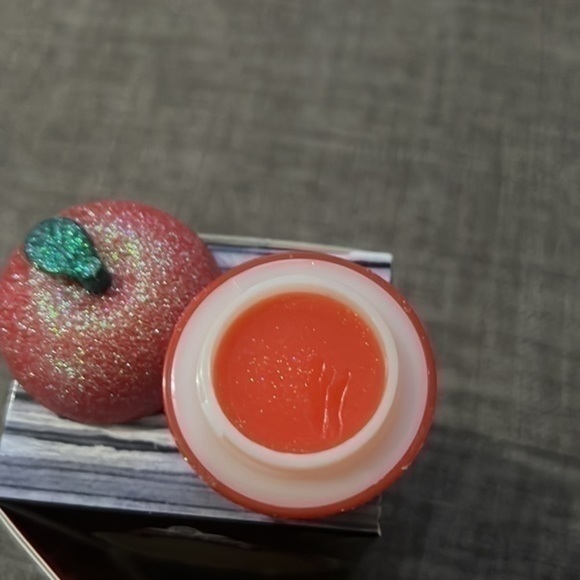 Snow White Lip Gloss - Picture 5 of 7